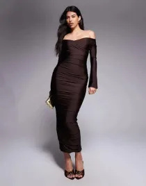 ruched-and-ready-brazowa-maxi-sukienka-odkryte-ramiona-b23-m