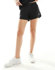 new-balance-czarne-krotkie-spodenki-sportowe-logo-b23-m