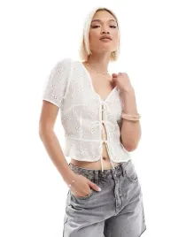 stradivarius-biala-bluzka-krotki-rekaw-wiazanie-hfd-zt1-m