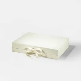 pudelko-magnetyczne-330x255x70mm-a4-kosc-sloniowa-ze-wstazka-prezentowe