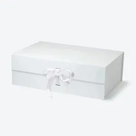 pudelko-prezentowe-magnetyczne-305x203x102-mm-zew-biale-ze-wstazka-ozdobne
