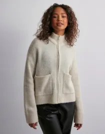 selected-femme-welniany-bezowy-sweter-kardigan-zamek-kieszenie-zt2-s
