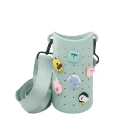 zelone-etui-na-butelke-z-dlugim-paskiem-i-charmsami-bestie-sling-asobu