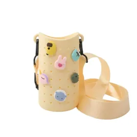 zolte-etui-na-butelke-z-dlugim-paskiem-i-charmsami-bestie-sling-asobu