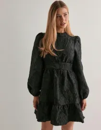 vero-moda-czarna-mini-sukienka-struktura-j99-b22-s