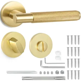 klamka-drzwiowa-zlota-satynowa-do-drzwi-na-szyldzie-design-lazienkowa-do-wc