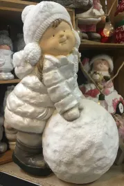 figurka-swiateczna-dziecko-z-kula-sniegu-sniezka