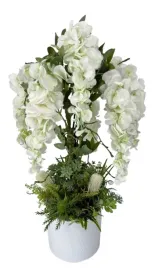 kompozycja-caloroczna-biala-wisteria-i-zielone-trawy-ceramicznej-oslonce