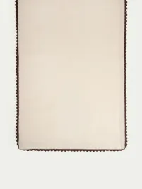 bieznik-nerium-bawelniany-z-koronkowa-brazowa-lamowka-40x160-cm-homla