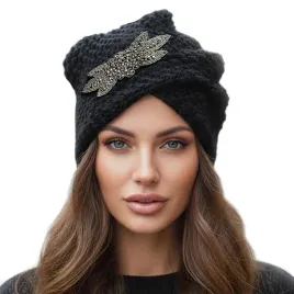 elegancka-czapka-zimowa-ciepla-turban-z-bizuteryjna-aplikacja-kolor-czarny