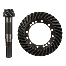 walek-atakujacy-z-kolem-massey-ferguson-3764298m91