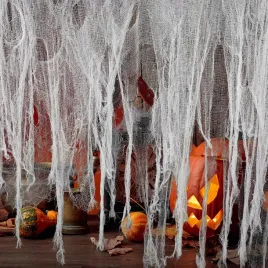 gaza-dekoracyjna-halloween-76m-biala-straszna-pajeczyna-drzwi-okna