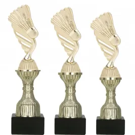 zestaw-3-pucharow-na-badmintona-26-24-cm-zlote-trofea-z-lotka-z-opis-gratis
