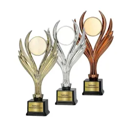 komplet-pucharow-plastikowych-zloty-srebrny-brazowy-30-28-cm-tabliczka