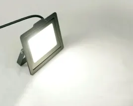 naswietlacz-led-50w-reflektor-halogen-barwa-neutralna-kabel-zasilajacy