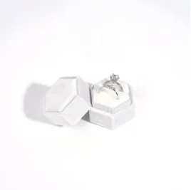 shein-biale-pudeleczko-na-pierscionek-s07-5x5x4-5cm
