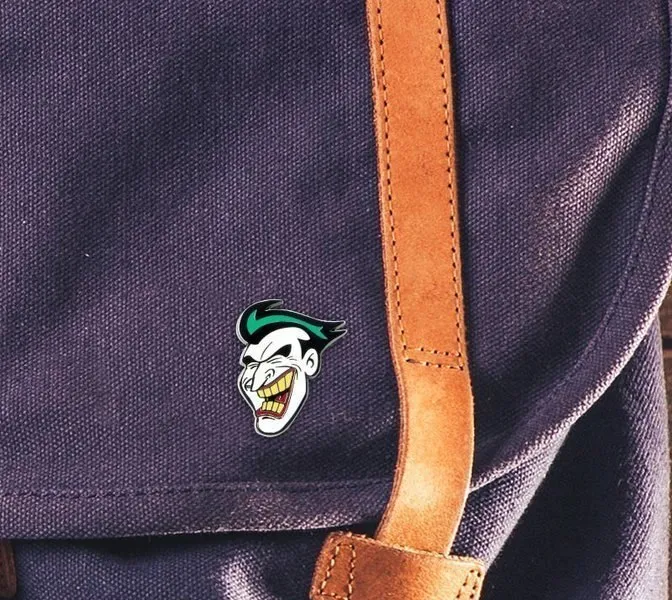 dc-comics-przypinka-joker-stan-nowy