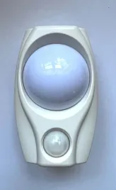 lampka-nocna-led-do-gniazdka-czujnik-pir-zmierzchu-kolor-ecru-basetech