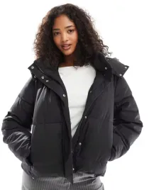 vero-moda-czarna-pikowana-kurtka-z-kapturem-zamek-w01-s