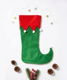 swiateczna-skarpeta-elf-na-prezenty-zielona-czerwona-z-pomponami-45-cm