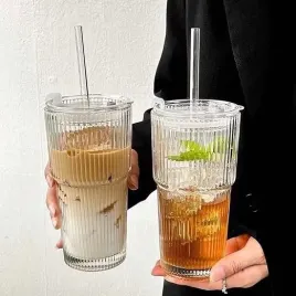 kubki-szklane-zebrowane-z-pokrywka-i-slomka-zestaw-2-sztuki-600-ml