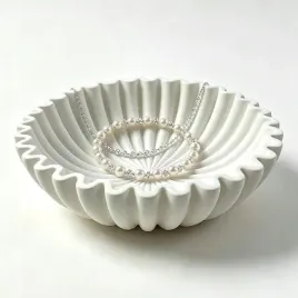 miska-dekoracyjna-recznie-wykonana-z-falbankami-zywica-biala-20-cm