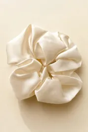 gumka-do-wlosow-5-cm-scrunchie-kremowa-jedwabna