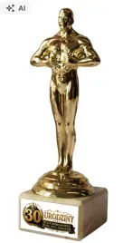statuetka-wiktor-zlota-na-30-urodziny-prezent-trzydziestka