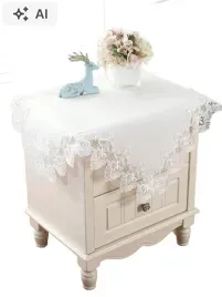 bialy-maly-obrus-bieznik-z-haftem-po-bokach-40-40cm-1la