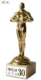 statuetka-wiktor-zlota-na-30-urodziny-prezent-trzydziestka-dla-chlopaka