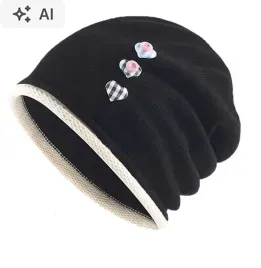 czapka-zimowa-damska-czarna-beanie-z-guzikami