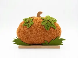 dynia-jesienna-figurka-na-drewnianym-stojaku-23x17cm-baranek-boucle-brazowa