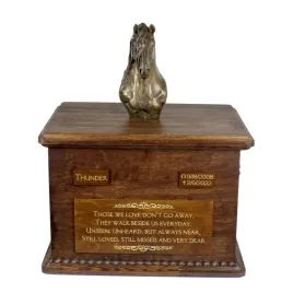 kon-fryzyjski-urna-na-drewnie-z-statuetka-zimnego-brazu-art-dog