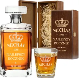 karafka-do-whisky-z-grawerem-urodziny-18-99-prezent-dla-niego-szklany-dekanter-700-ml-na-alkohol-w-skrzynce