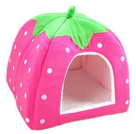 domek-dla-swinki-morskiej-truskawka-miekki-kawia-legowisko-gryzonia-kryjowka-do-prania-w-pralce-bezowy-26x26-cm