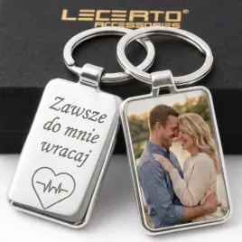 brelok-dwustronny-z-wlasnym-zdjeciem-i-grawerem-na-prezent-personalizowany-metalowa-zawieszka-do-kluczy-srebrna-pamiatka