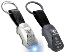 brelok-breloczek-samochodzik-z-latarka-led-z-grawerem-na-prezent-dzien-ojca-metalowy-srebrny-upominek-dla-kierowcy