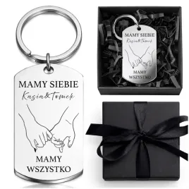 brelok-grawer-na-prezent-dla-niej-lub-dla-niego-personalizowany-imiona-zawieszka-do-kluczy-metalowa-srebrna