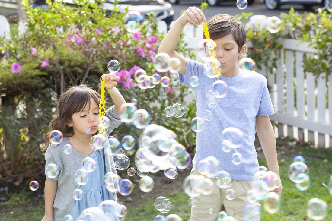gazillion-bubbles-original-bubble-solution-2l-create-bubbles-with