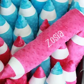 kredka-poduszka-ozdobna-imie-haft-pasowanie-rozpoczecie-roku-30cm-jasiek-do-pokoju-dzieciecego-prezent-szkolny-dla-dziecka