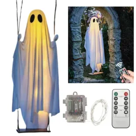 dekoracja-halloween-duch-na-hustawce-wiszaca-z-bialej-tkaniny-i-drewniana-deska-podswietlana-cieplym-swiatlem-na-ganek-werande-podworko-1-sztuka