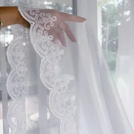firany-eleganckie-duzo-rozmiarow-z-delikatnym-wzorem-gotowe-paulina-400x250-firanka-markizetowa-biala-klasyczna-na-tasme-i-zabki