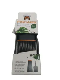 lopatka-do-ziemi-i-szczotka-1071302-fiskars