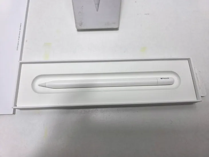 apple-rysik-pencil-usb-c-marka-apple