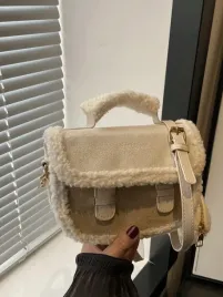 kuferek-damski-bezowy-teddy-z-klapka-na-ramie-zimowy-mini-shein-uni
