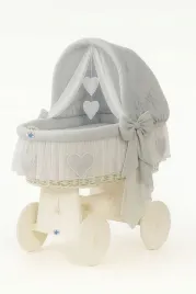 wiklinowy-kosz-mojzesza-ze-skladana-budka-amelia-bialy-szara-posciel