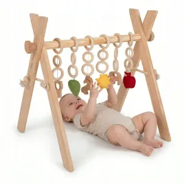 stojak-gimnastyczny-edukacyjny-drewniany-baby-gym-zawieszki-kiddymoon-drewno-sznurek-tkanina-wiek-0