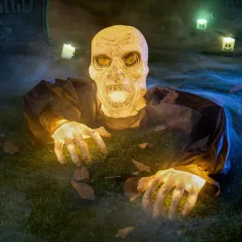 halloweenowa-dekoracja-zombie-przebijajacy-ziemie-z-zoltym-swiatlem-led