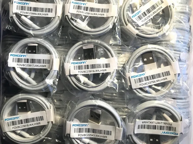 kabel-foxconn-lightning-na-usb-1m-apple-stan-nowy-kolor-bialy