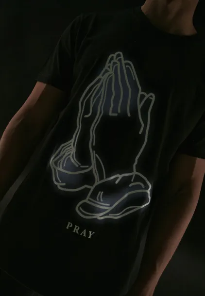 t-shirt-pray-glow-tee-black-l-material-dominujacy-bawelna